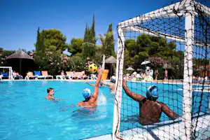 Camping Sunêlia Les Tropiques - Wasser Fußball spielende Camper im Pool vom Campingplatz