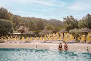 Camping Sunêlia L'Hippocampe - Pool mit Liegestühlen und Sonnenschirmen auf dem Campingplatz