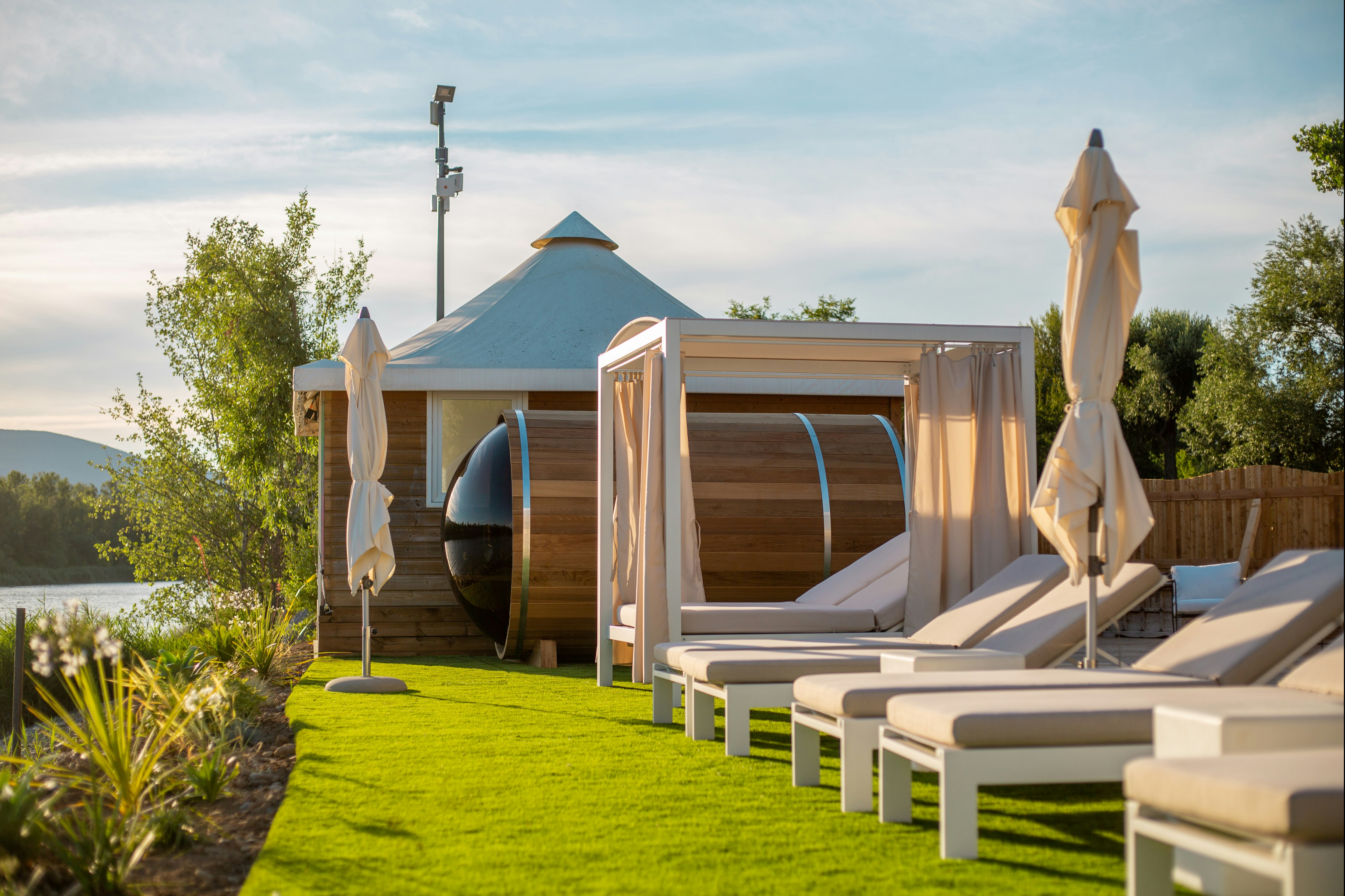 Camping Sunêlia L'Hippocampe - Wellnessbereich des Campingplatzes mit Liegestühlen