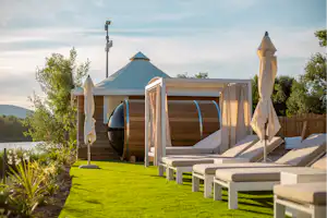 Camping Sunêlia L'Hippocampe - Wellnessbereich des Campingplatzes mit Liegestühlen