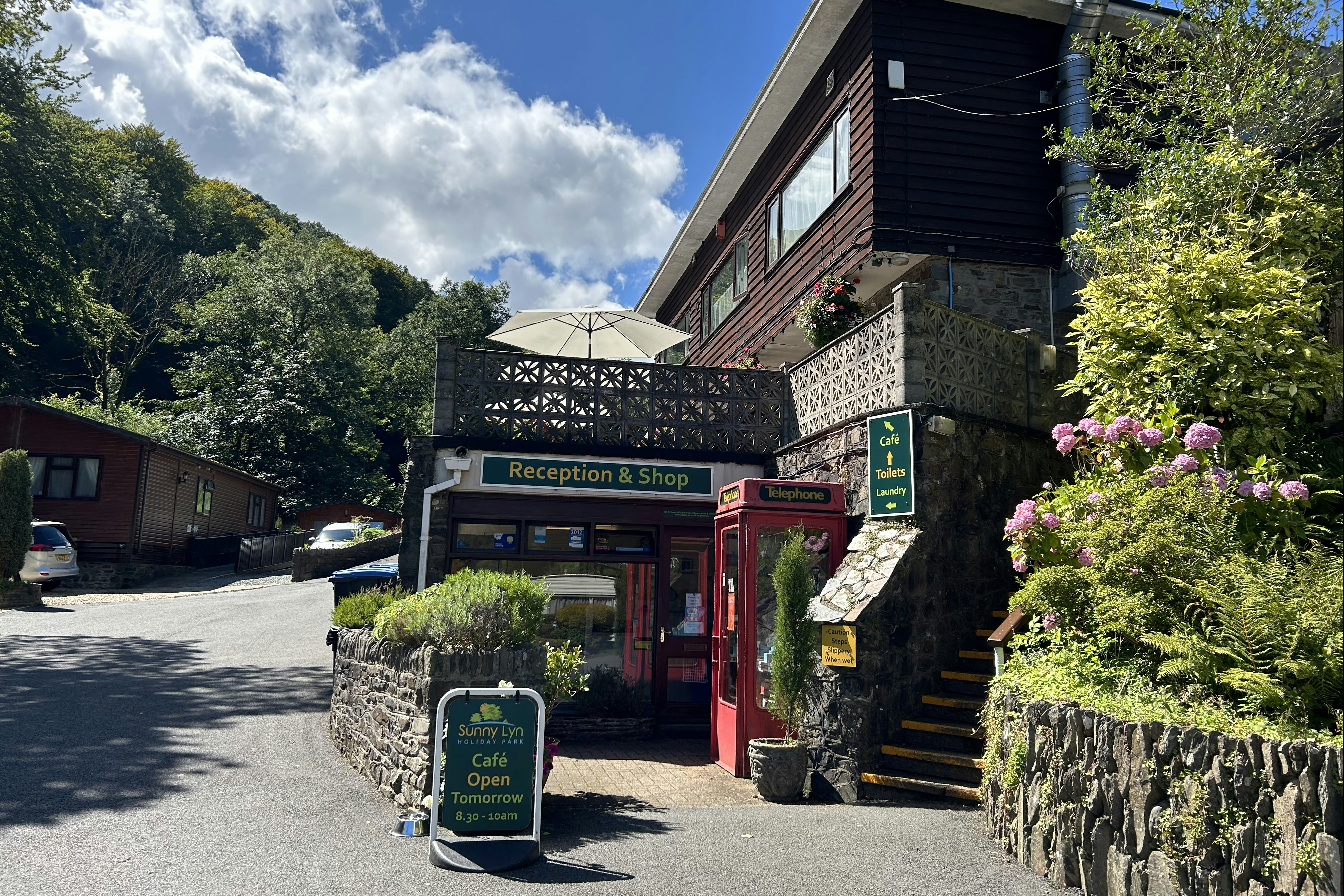 Camping Sunny Lyn - Rezeption mit Minimarkt auf dem Campingplatz