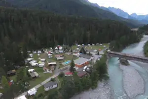 Camping Sur En - Luftaufnahme vom Campingplatz am Fluss Inn umgeben von Wald