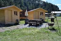 Camping Sur En  -  Mobilheime vom Campingplatz mit Grillstelle und Picknicktischen 