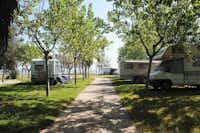 Camping Surabaja - Wohnmobil- und  Wohnwagenstellplätze im Schatten der Bäume