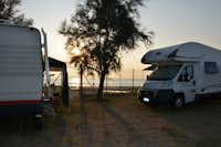 Camping Surabaja - Wohnmobil- und  Wohnwagenstellplätze mit Blick auf den Strand