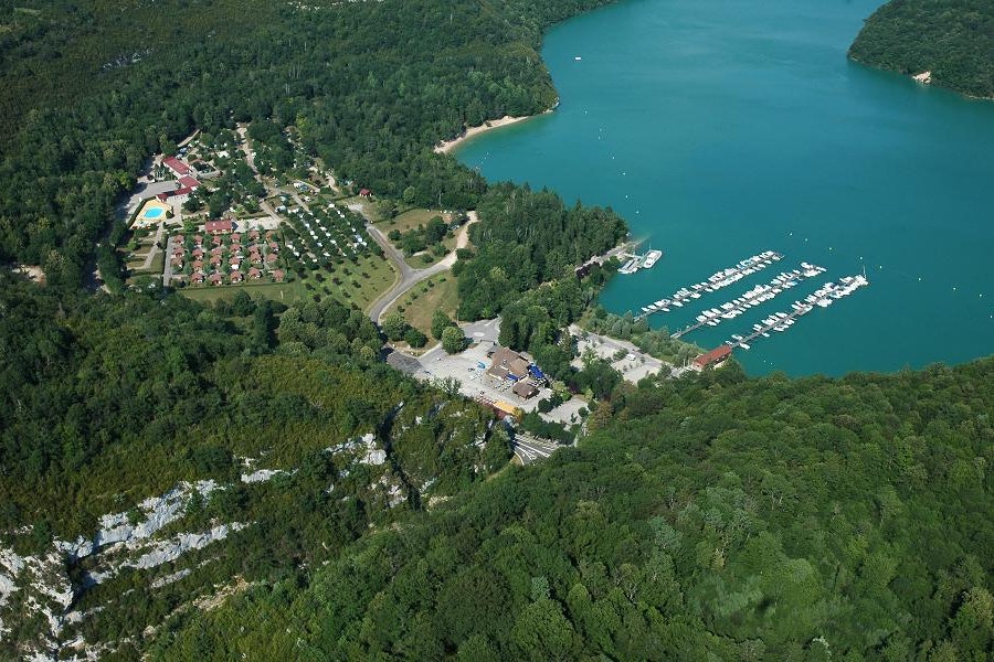 Camping Surchauffant  -  Campingplatz am See Lac de Vouglans aus der Vogelperspektive