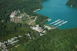 Camping Surchauffant - Campingplatz am See Lac de Vouglans aus der Vogelperspektive