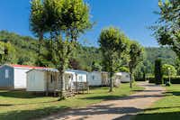 Camping Surchauffant  -  Mobilheime vom Campingplatz mit Veranda