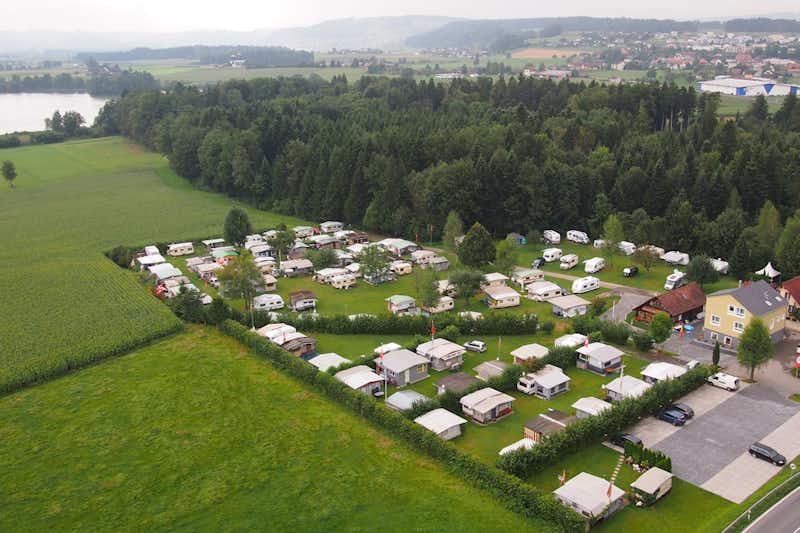Camping Sursee Waldheim  -  Luftaufnahme vom Campingplatz in der Nähe vom Mauensee