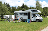 Camping Sursee Waldheim  -  Wohnwagen auf dem Wohnwagen- und Zeltstellplatz vom Campingplatz