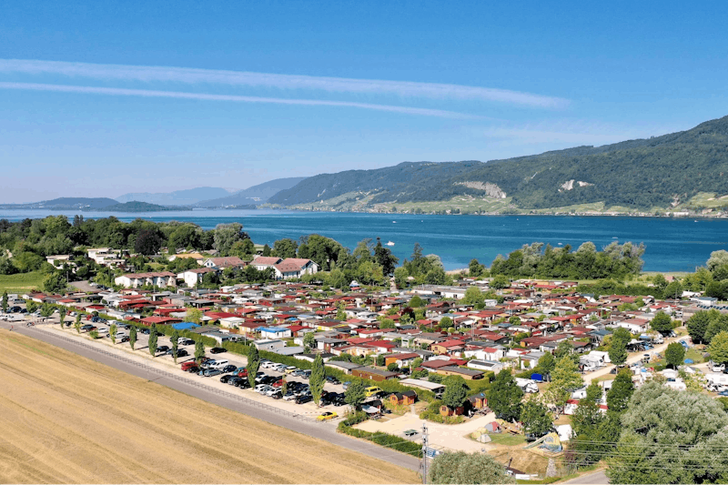 Camping Sutz - Blick auf das Gelände vom Campingplatz Luftaufnahme