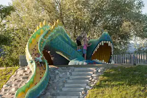 Camping Sutz - Spielplatz mit Rutsche für Kinder auf dem Campingplatz