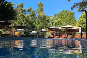 Camping Suze Luxe Nature - Pool mit Sonnenliegen