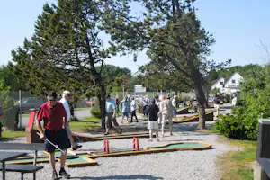 Camping Svalereden - Minigolf spielende Camper auf dem Campingplatz