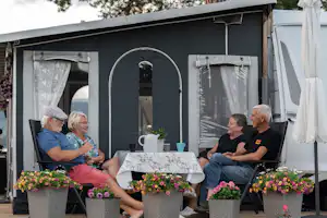 Camping Sveastranda - Gäste beim Entspannen auf ihrem Stellplatz
