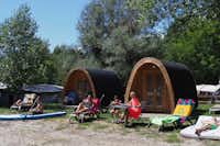 Camping Swiss-Plage - Campingpods im gruenen auf dem Campingplatz
