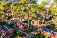 Camping Sylvamar - Mobilheime auf dem campingplatz mit Hecken und Bäumen