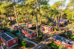 Camping Sylvamar - Mobilheime auf dem campingplatz mit Hecken und Bäumen