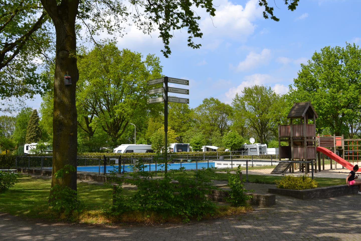 Camping `t Buuteland - Kinderspielplatz und Pool im Freien