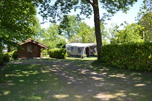 Camping `t Buuteland - Wohnmobil- und Wohnwagenstellplätze im Schatten der Bäume