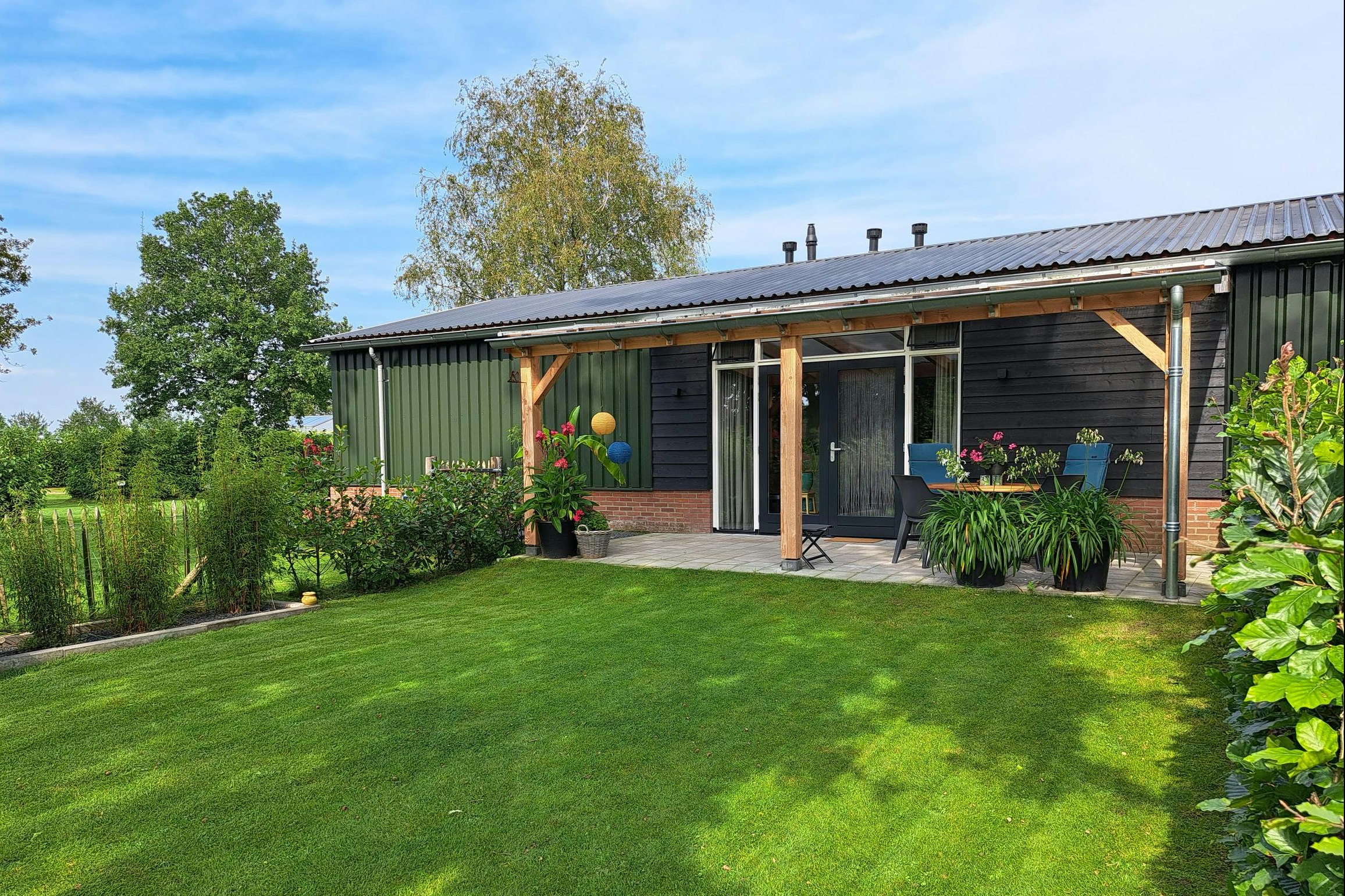 Camping 't Eikenbos - Außenansicht Gebäude auf dem Campingplatz