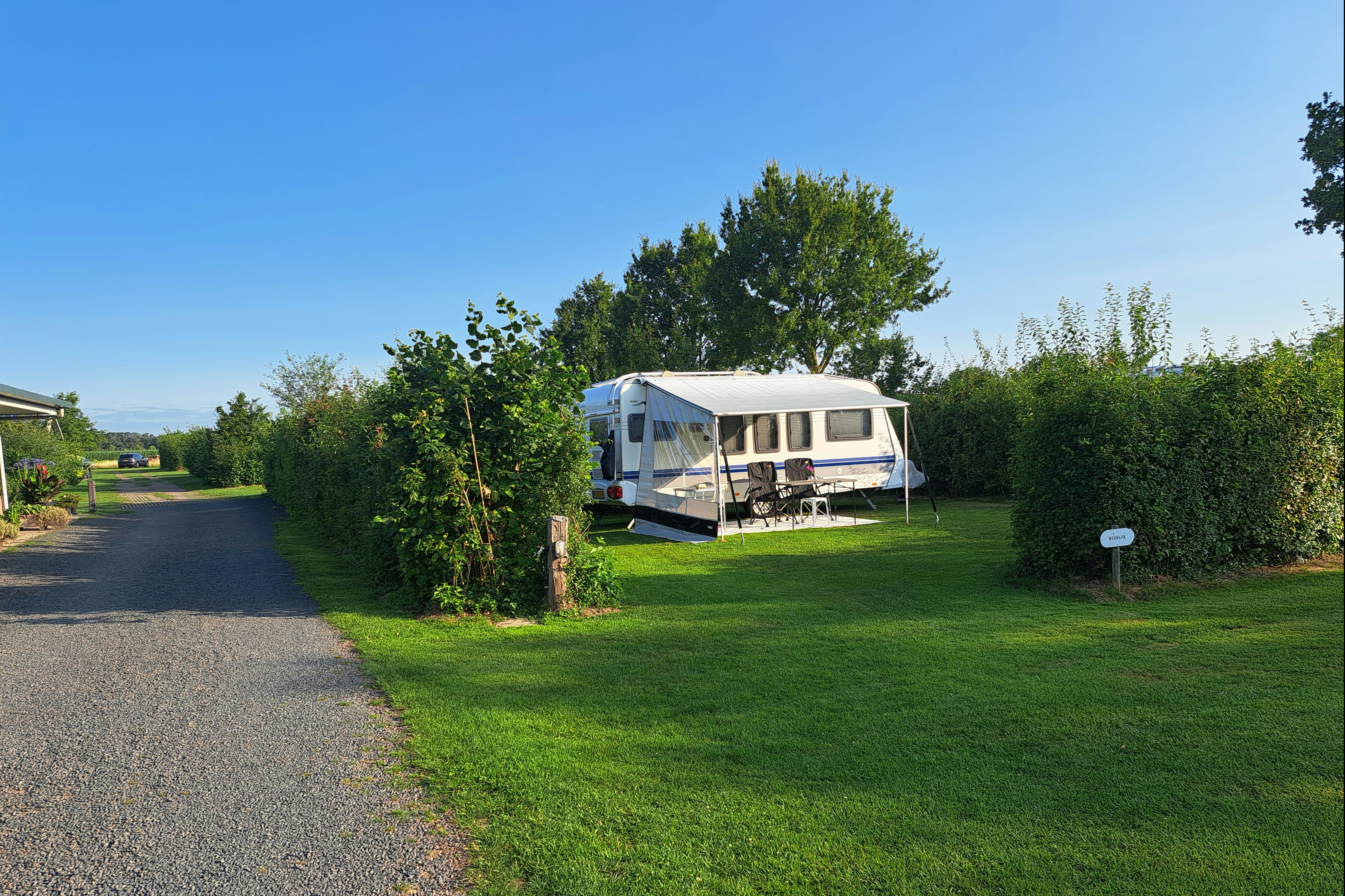 Camping 't Eikenbos - Wohnmobil auf Standplatz auf dem Campingplatz
