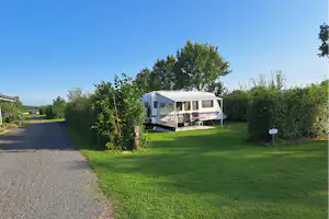 Camping 't Eikenbos - Wohnmobil auf Standplatz auf dem Campingplatz
