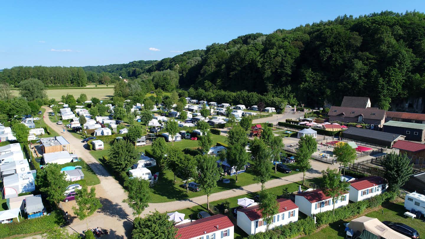 Camping 't Geuldal  -  Luftaufnahme vom Campingplatz im Grünen
