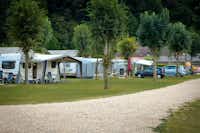 Camping 't Geuldal  -  Wohnwagen- und Zeltstellplatz vom Campingplatz zwischen Bäumen