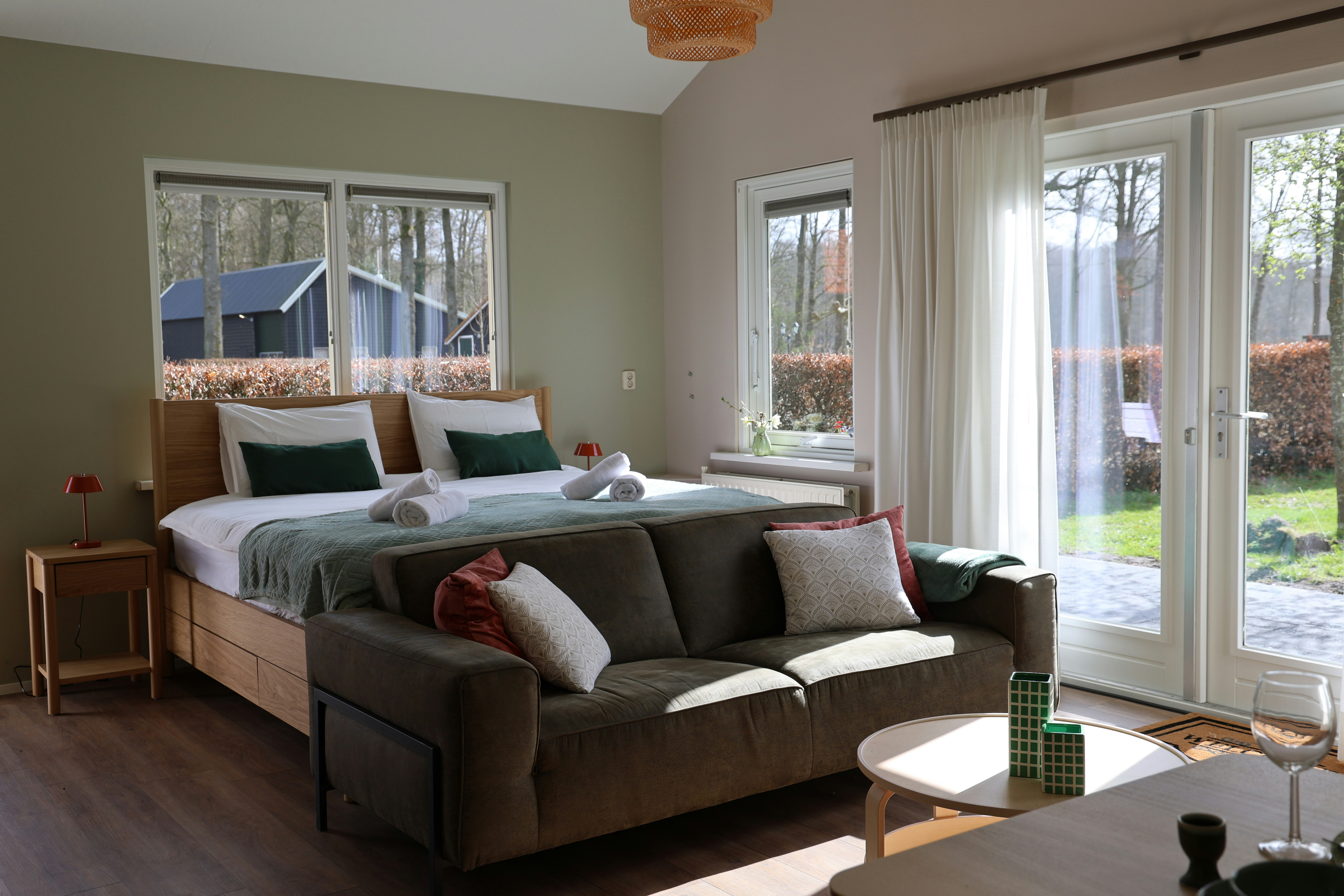 Camping 't Heeterveen  - Doppelbett im Schlafzimmer eines Mobilheims