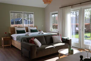 Camping 't Heeterveen - Doppelbett im Schlafzimmer eines Mobilheims