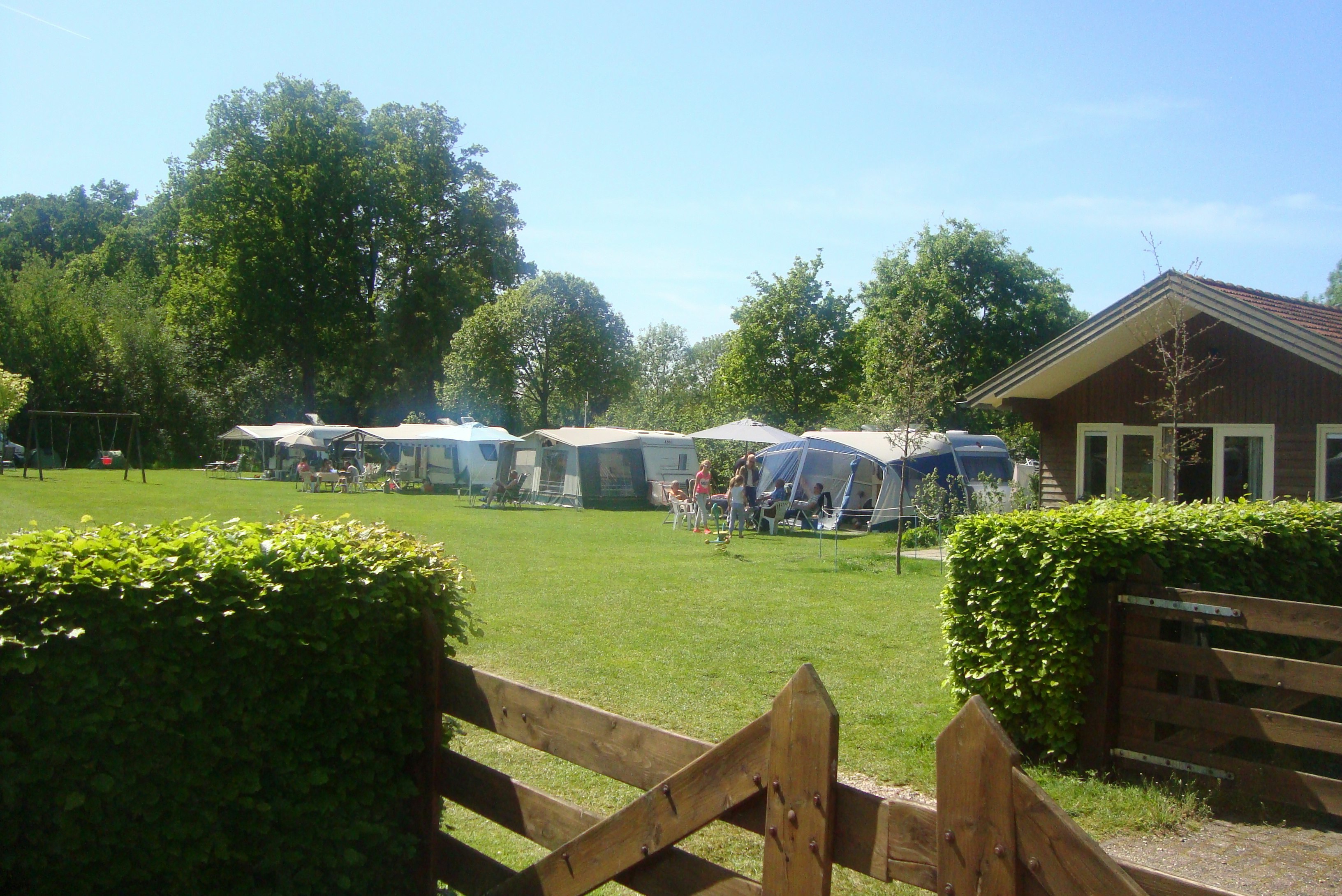 Camping 't Heeterveen - Wohnmobil- und Wohnwagenstandplätze auf der Wiese