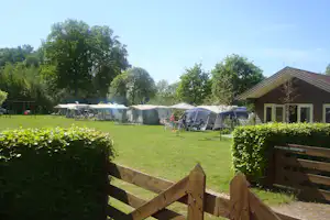 Camping 't Heeterveen - Wohnmobil- und Wohnwagenstandplätze auf der Wiese