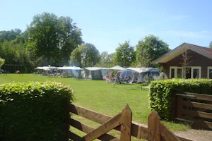 Camping 't Heeterveen - Wohnmobil- und Wohnwagenstandplätze auf der Wiese