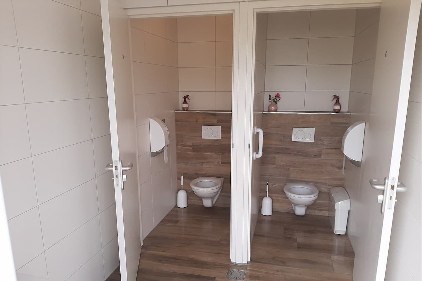 Camping 't Heike - Innenansicht Sanitärgebäude Toiletten