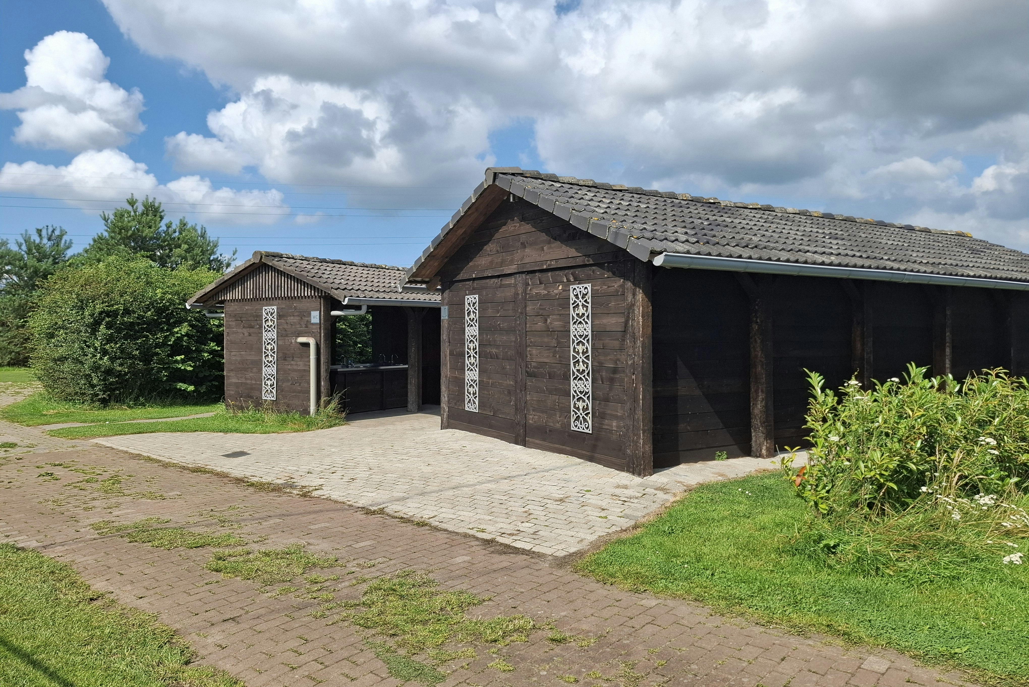Camping 't Hofje van Hoog-Zuthem - Außenansicht des Sanitärgebäudes