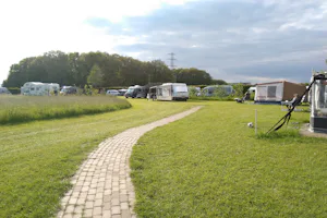 Camping 't Hofje van Hoog-Zuthem - Standplatzwiese auf dem Campingplatz