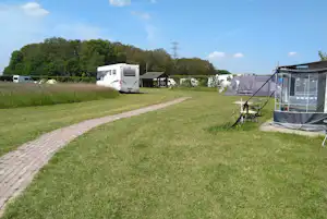 Camping 't Hofje van Hoog-Zuthem - Wohnmobil- und Wohnwagenstandplätze auf der Wiese