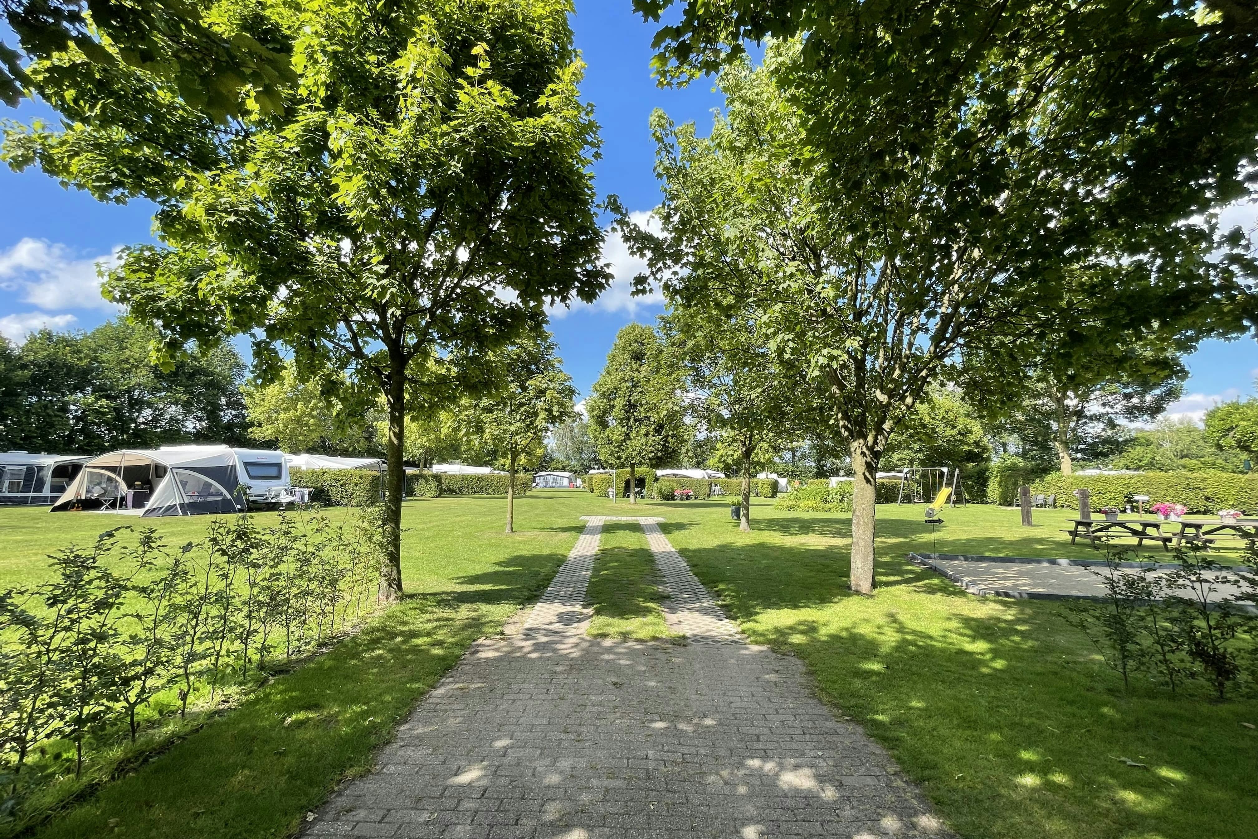 Camping 't Linderhof - Standplätze auf der Wiese auf dem Campingplatz