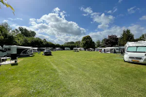 Camping 't Linderhof - Standplätze im Grünen auf dem Campingplatz