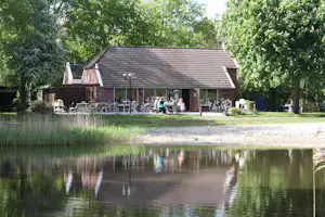 Camping 't Plathuis - Restaurant mit Terrasse am Teich auf dem Campingplatz