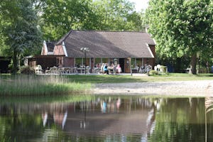 Camping 't Plathuis - Restaurant mit Terrasse am Teich auf dem Campingplatz