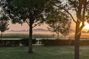 Camping 't Rouweelse Veld - Sonnenaufgang über dem Campingplatz