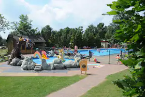 Camping 't Schinkel - Campingplatzanlage mit Pool, Kinderbecken und Liegestühlen in der Sonne--