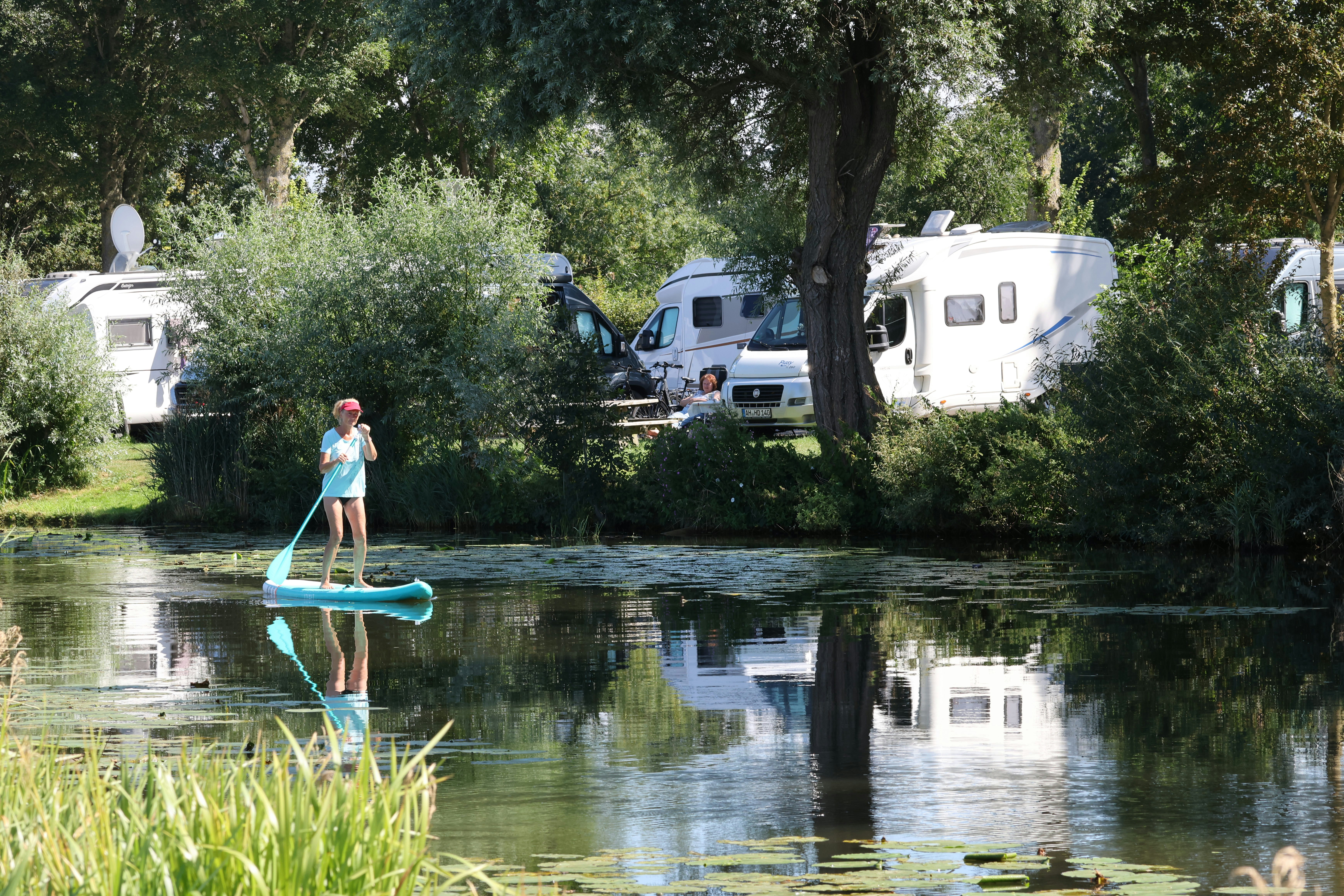 Camping 't Séleantsje - Camperin beim SUP auf dem Kanal am Campingplatz