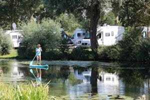 Camping 't Séleantsje - Camperin beim SUP auf dem Kanal am Campingplatz