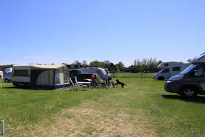 Camping 't Séleantsje - Wohnmobil- und Wohnwagenstellplätze im Grünen auf dem Campingplatz