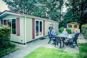 Camping 't Strandheem - Mobilheim mit Terrasse im Grünen auf dem Campinglatz