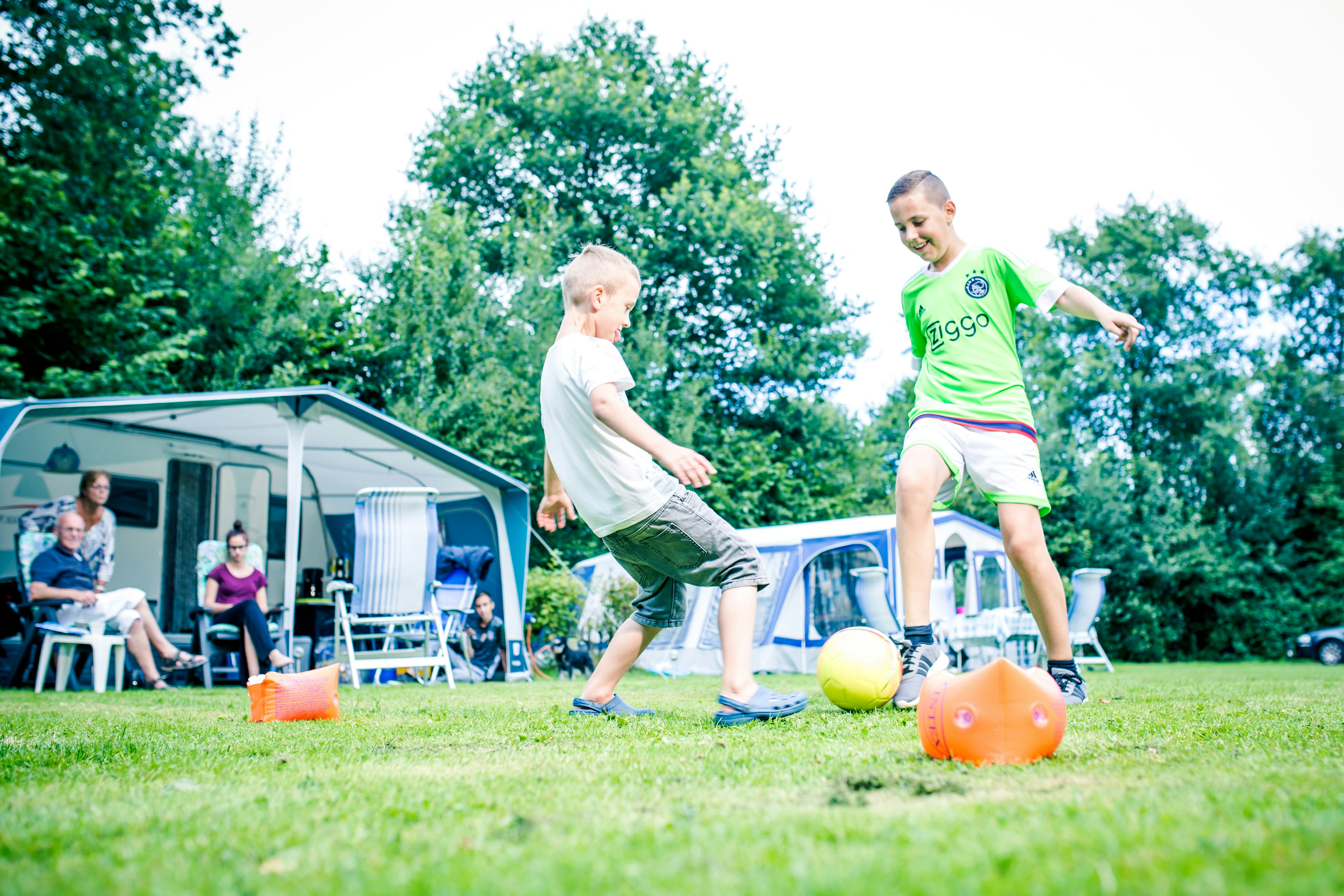 Camping 't Strandheem -  Zeltplatz mit spielenden Kindern im Gras--
