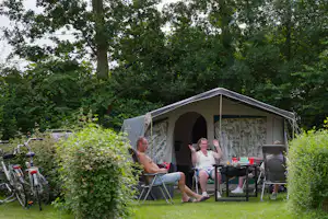Camping 't Veerse Meer - Gäste beim Entspannen auf ihrem Stellplatz